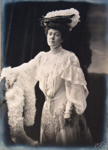 Mary Elizabeth Breckenridge Caldwell—Baroness Von Zedtwitz 1905, Foto von J. Moegle, Bestand aus Schloss Thun, Historisches Muesum